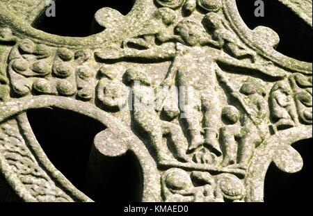 Parete ovest della Croce alti anche chiamato Muiredach's Cross a Monasterboice, nella contea di Louth, Irlanda. Crocifissione centrale pannello. Foto Stock