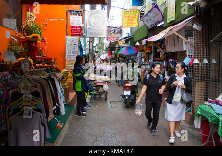 La gente a piedi attraverso i vicoli stretti di wang lang mercato in Bangkok. Foto Stock