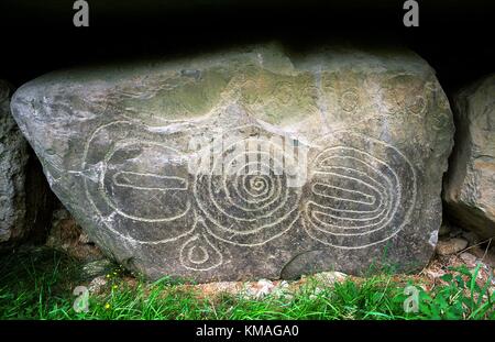Knowth preistorica tomba di passaggio tumulo, Boyne Valley vicino a Newgrange, Irlanda. Motivo a spirale sul massiccio cordolo esterno in pietra. Foto Stock