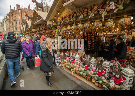 Gli amanti dello shopping e Festaioli a Manchester Mercatini di Natale intorno alla città, Manchester, Inghilterra, Regno Unito Foto Stock