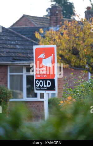 Agenti immobiliari venduti segno esterno di una casa Foto Stock