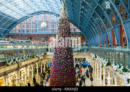 London, Regno Unito - 4 dicembre 2017: interni di Kings Cross St Pancras International stazione ferroviaria viene decorato con alte albero di natale Foto Stock