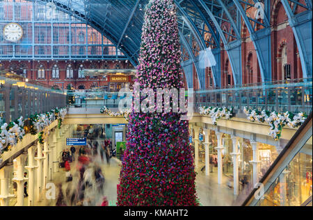 LONDON, Regno Unito - 4 dicembre 2017: interni di Kings Cross St Pancras International stazione ferroviaria viene decorato con alte albero di Natale Foto Stock