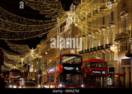 London, Regno Unito - 4 dicembre 2017: le luci di Natale sul Regents Street St James. belle decorazioni di Natale di attirare acquirenti e turisti durante il th Foto Stock