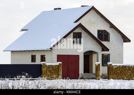 Nuova costruzione a due piani casa residenziale con recinzione in pietra nella parte anteriore Foto Stock