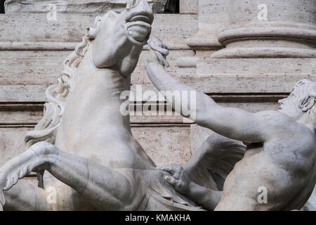 Horse agitato, la Fontana di Trevi. Foto Stock