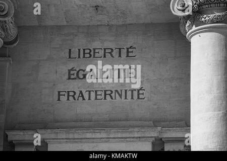 Liberte egalite fraternite incisi nella pietra sulla facciata di un vecchio edificio in Francia Foto Stock