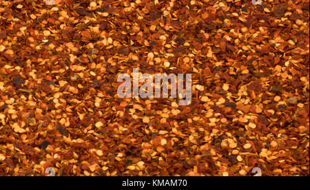 Peperoncino essiccato pezzi peperoncino rosso tritato in background macro Foto Stock