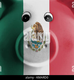 Ceramica salvadanaio con la pittura di bandiera nazionale, Messico Foto Stock