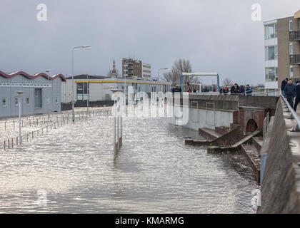 Delfzijl, Paesi Bassi-dec 6: gli abitanti del posto a piedi e guardare le loro città inondate nelle zone costiere di Delfzijl nei Paesi Bassi il 6 Dic, 2013. dopo le piogge torrenziali e sto Foto Stock