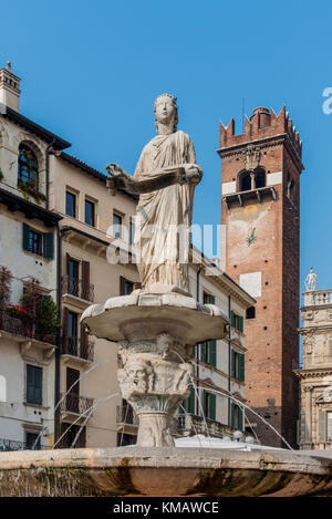 Madonna Verona fontana di Piazza Piazza delle Erbe, Verona, Veneto, Italia Foto Stock