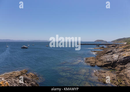 Vista del porto e rocce costiere in Ons Island, isole atlantiche Parco Nazionale, Pontevedra, Galizia, Spagna Foto Stock