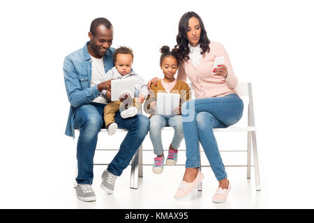 Famiglia americana africana utilizzando dispositivi