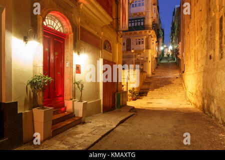 Notte Street nella città vecchia di La Valletta, Malta Foto Stock