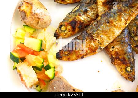 Sardine grigliate, Tavira, Algarve Orientale, Algarve, Portogallo, Europa Foto Stock