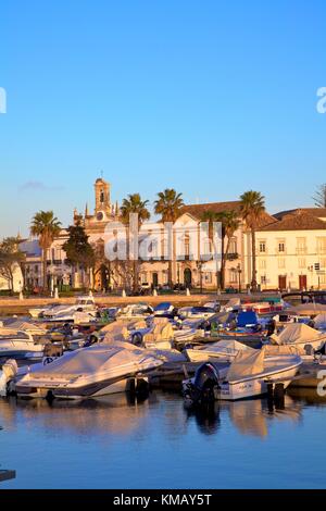 Vista di Arco da Vila attraverso il Porto Faro Algarve Orientale, Algarve, Portogallo, Europa Foto Stock