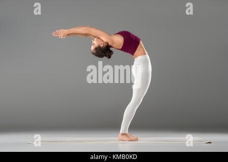 Donna in piedi in posa di yoga Foto Stock