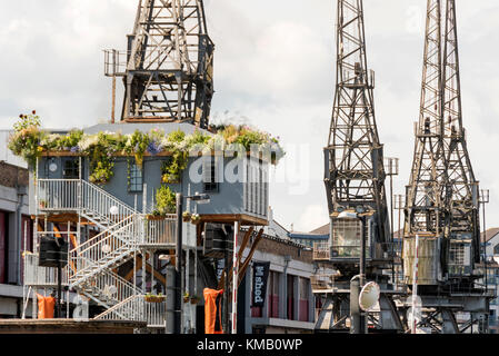 Treehouse in una delle gru elettriche su Bristol Harbourside di Dell Foto Stock