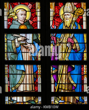 Vetro colorato nella cattedrale di Saint Bavo a Gand, Belgio, raffiguranti San Tommaso d Aquino e saint eligius Foto Stock