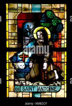 Parigi, Francia. Chiesa di Saint-Eustache: finestra di vetro colorato. La Tentazione di Sant'Antonio (grande) Foto Stock