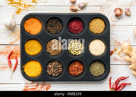 Tray nero con spezie Foto Stock