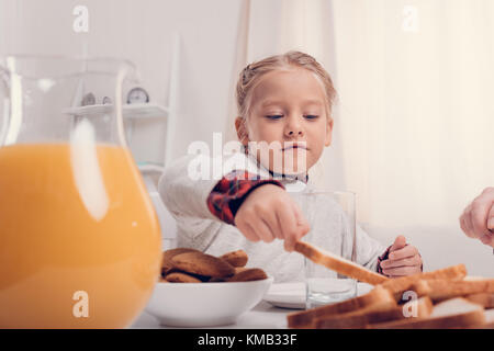 Kid mangiare pane tostato Foto Stock