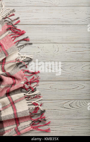 Plaid su una luce sullo sfondo di legno. Vista dall'alto. Lay piatto. Foto Stock