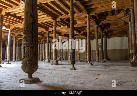 Khiva, Uzbekistan, Aprile 30, 2015: Interno della moschea Juma e. Foto Stock