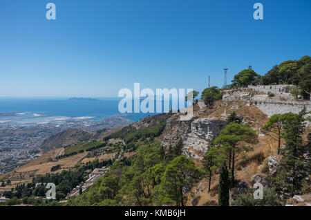 Il lungomare e dal punto di vista a famose isole Egadi, Erice, in Sicilia, Italia Foto Stock