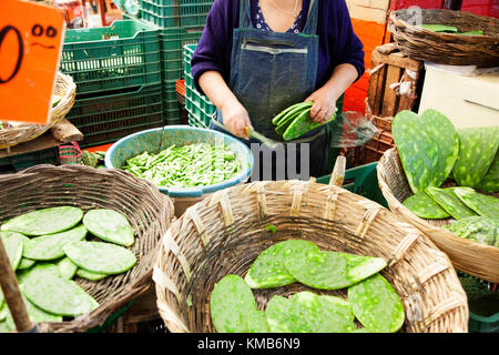 Nopales, Opuntia cactus, in fase di preparazione per la vendita in Città del Messico il Mercado de la Merced.