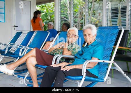 Donne cubane di relax presso un anziano Struttura di cura o Nursing Home in Cienfuego, Cuba Foto Stock