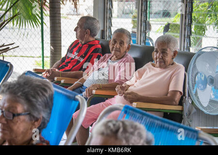 Donne cubane di relax presso un anziano Struttura di cura o Nursing Home in Cienfuego, Cuba Foto Stock