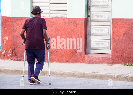 Cubano Eldelry uomo a camminare con assistenza medica bastoni da passeggio, Cienfuegos, Cuba Foto Stock
