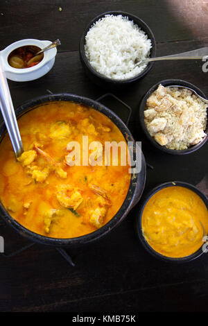 Moqueca baiana è un tipico stufato preparato con pesce, cipolle, aglio, pomodori, il coriandolo e il latte di cocco e nella parte settentrionale dello stato di Bahia, in Brasile. Foto Stock