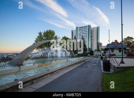 La Confederazione Arch Fontana al Parco Confederazione a Kingston, Ontario, Canada. Foto Stock