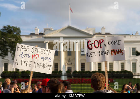 I manifestanti al di fuori della Casa Bianca è la residenza ufficiale e il lavoro del presidente degli Stati Uniti di Washington DC. Foto Stock