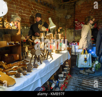 Pressione di stallo di natale di vendita predisposto in legno doni ivi comprese le renne a Rode Hall, Cheshire, Regno Unito. Foto Stock