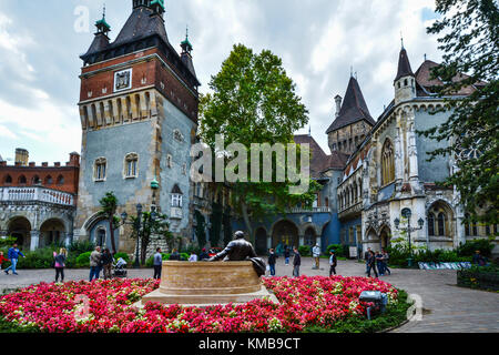 All'interno del Castello di Vajdahunyad Casatle a Budapest Ungheria parco della città Foto Stock