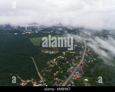 Vista aerea di un villaggio nei pressi di olio di palma plantation e la zona industriale di kuala krai,kelantan,Malesia Foto Stock