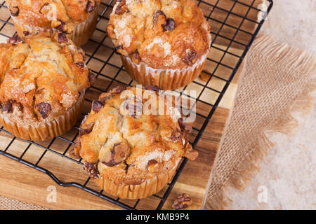 Primo piano della fresca di forno dado banana muffin su una griglia di raffreddamento Foto Stock