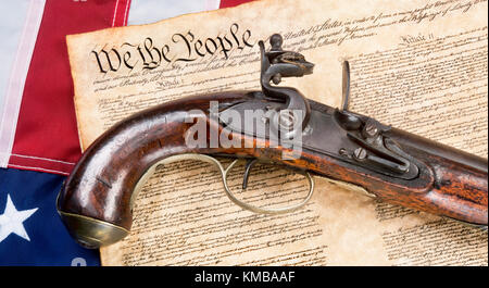 Siamo il popolo con antichi flintlock pistola e bandiera americana. Foto Stock