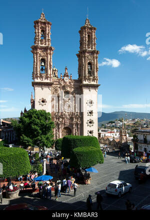 Taxco, Guerrero, Messico - 2017: La Parroquia de Santa Prisca y San Sebastían è una chiesa cattolica barocca di fronte allo zocalo della città Foto Stock