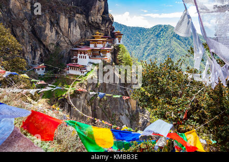 Vista del monastero di Taktshang sulla montagna a paro, Bhutan Foto Stock