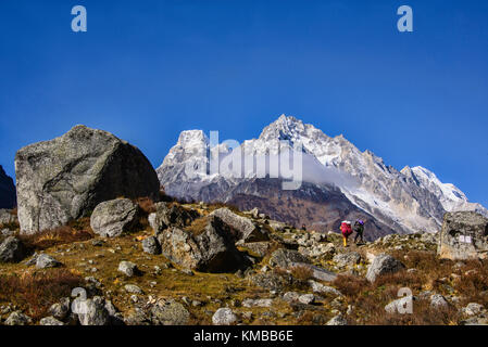 Trekking alla Larkya La Pass sul circuito di Manaslu, Nepal Foto Stock