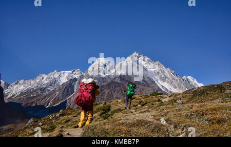 Trekking alla Larkya La Pass sul circuito di Manaslu, Nepal Foto Stock