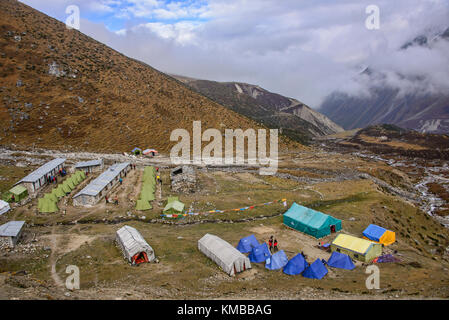 Tenda campo prima del Larkya La Pass, Circuito di Manaslu, Nepal Foto Stock