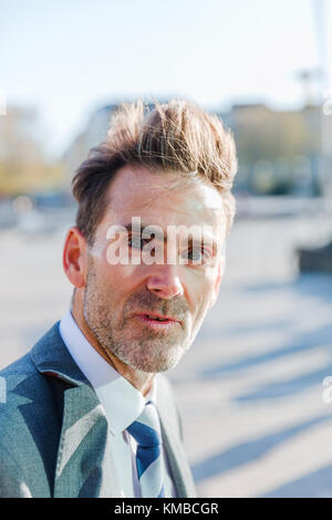 Ritratto di testa di un imprenditore che sembra sorpreso nella fotocamera Foto Stock