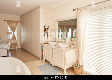 Elegante stanza da bagno e la camera da letto interno in una moderna casa suburbana Foto Stock