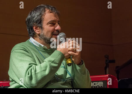 Il critico musicale gerlando gatto ha presentato il suo libro su 5/12/2017 presso la casa del jazz a Roma: "gente di jazz - interviste e caratteri in un jazz festival'. hanno parlato con lui ada montellanico cantante e presidente dell associazione italiana dei musicisti jazz (midj), Marcello rosa trombonista, marco giorgi critico musicale e Luciano linzi coordinatore della casa del jazz. tra il pubblico numerosi musicisti jazz e altro ancora. Luciano linzi coordinatore della casa del jazz il critico musicale gerlando gatto ha presentato il suo libro presso la casa del jazz a Roma: "gente di jazz - interviste e caratteri in un j Foto Stock