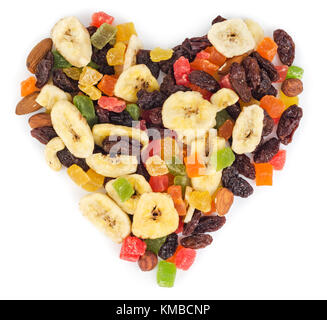 Frutta secca in forma di cuore isolato su sfondo bianco Foto Stock